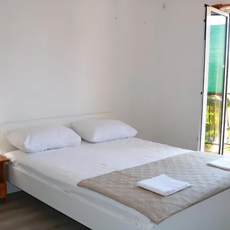 Apartment Olive 3 Grebastica